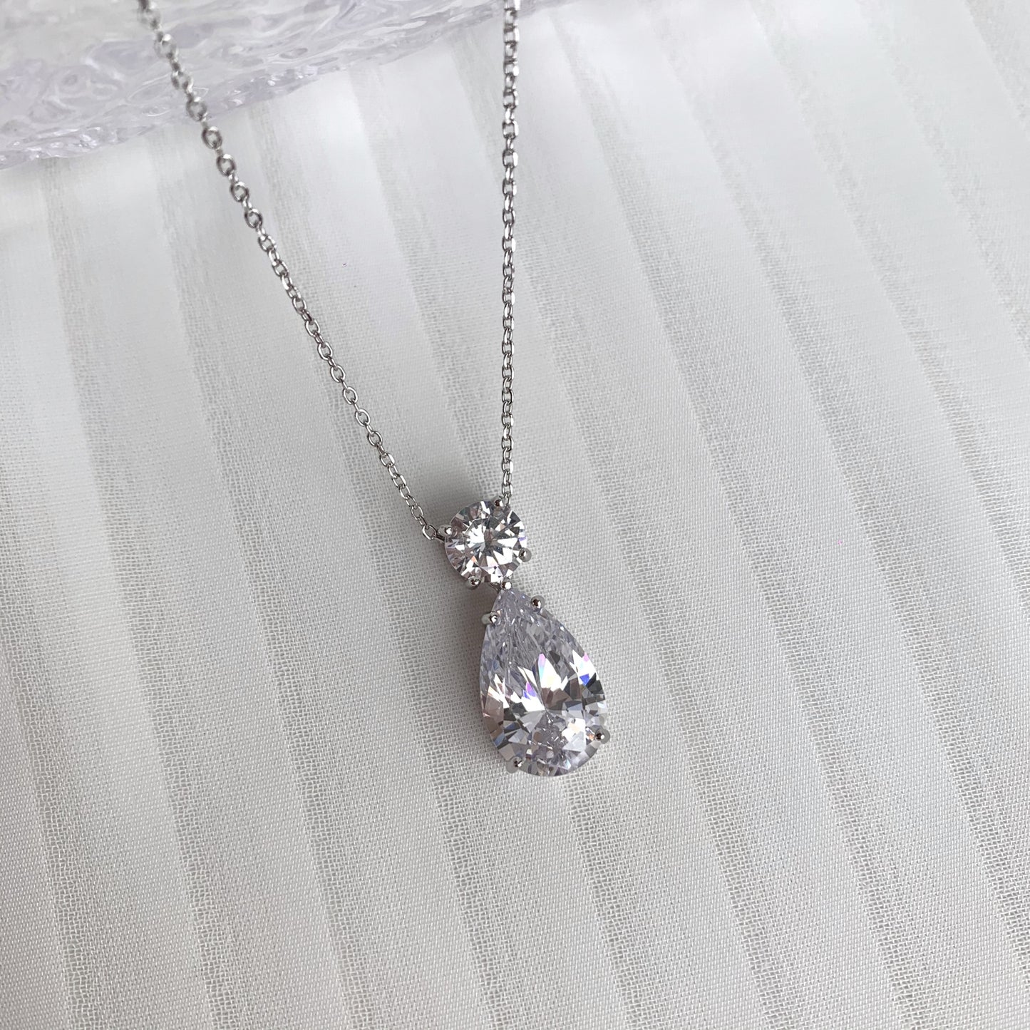 Teardrop design necklace