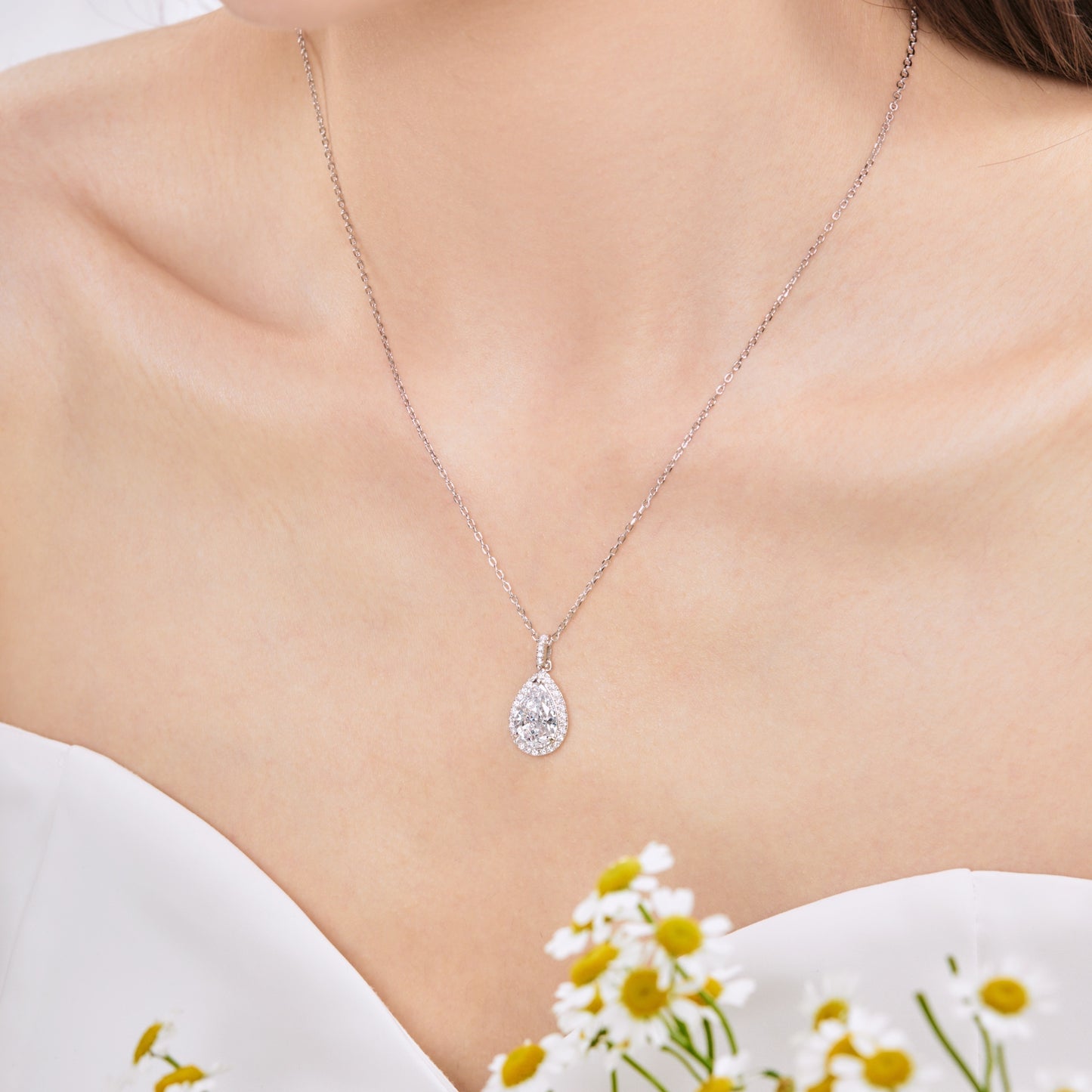 Teardrop design necklace