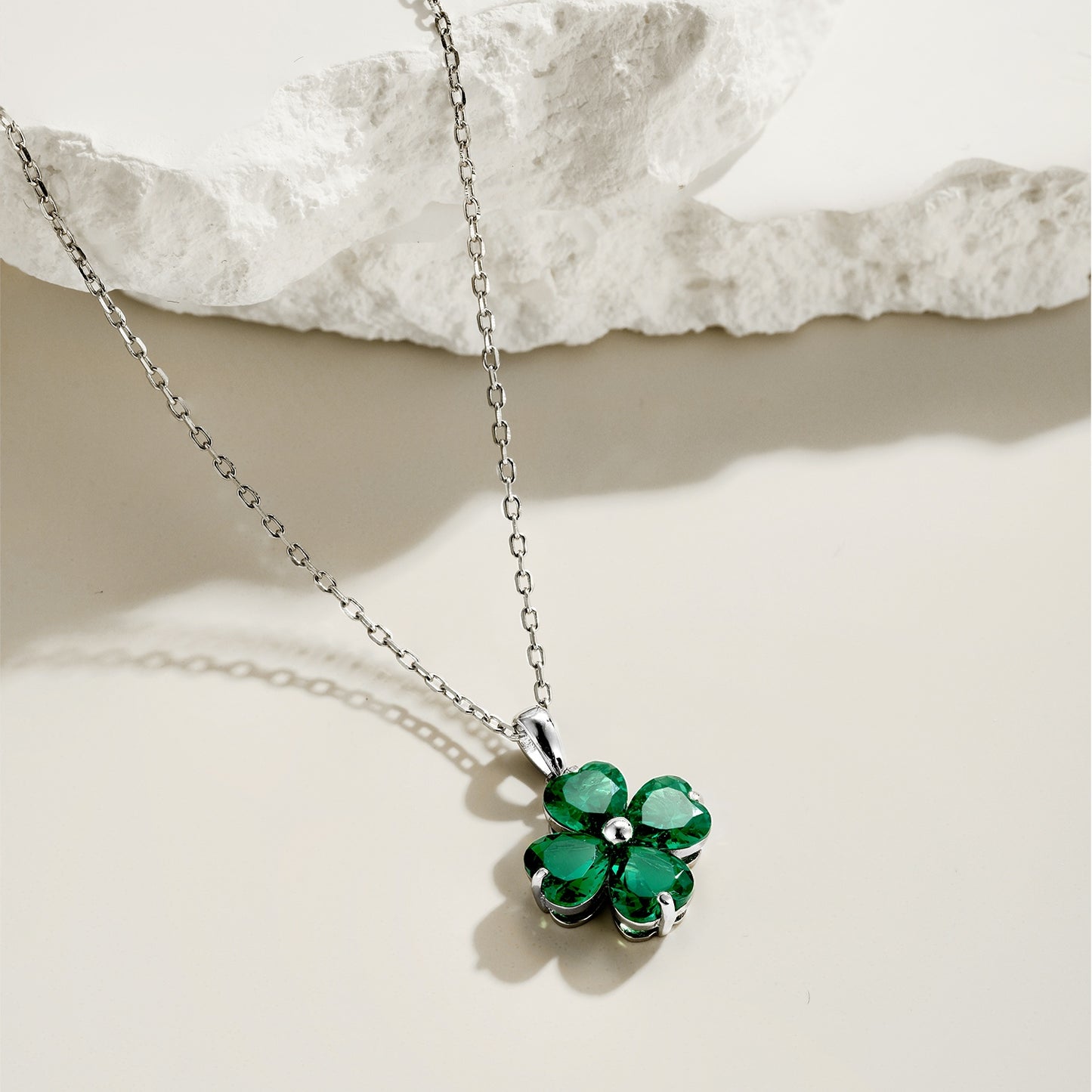 GREEN FLOWER DESIGN NECKLACE