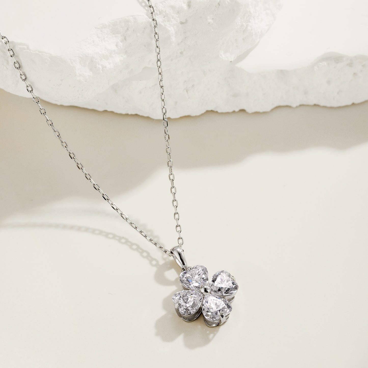 SILVER PLATED FLOWER DESIGN NECKLACE