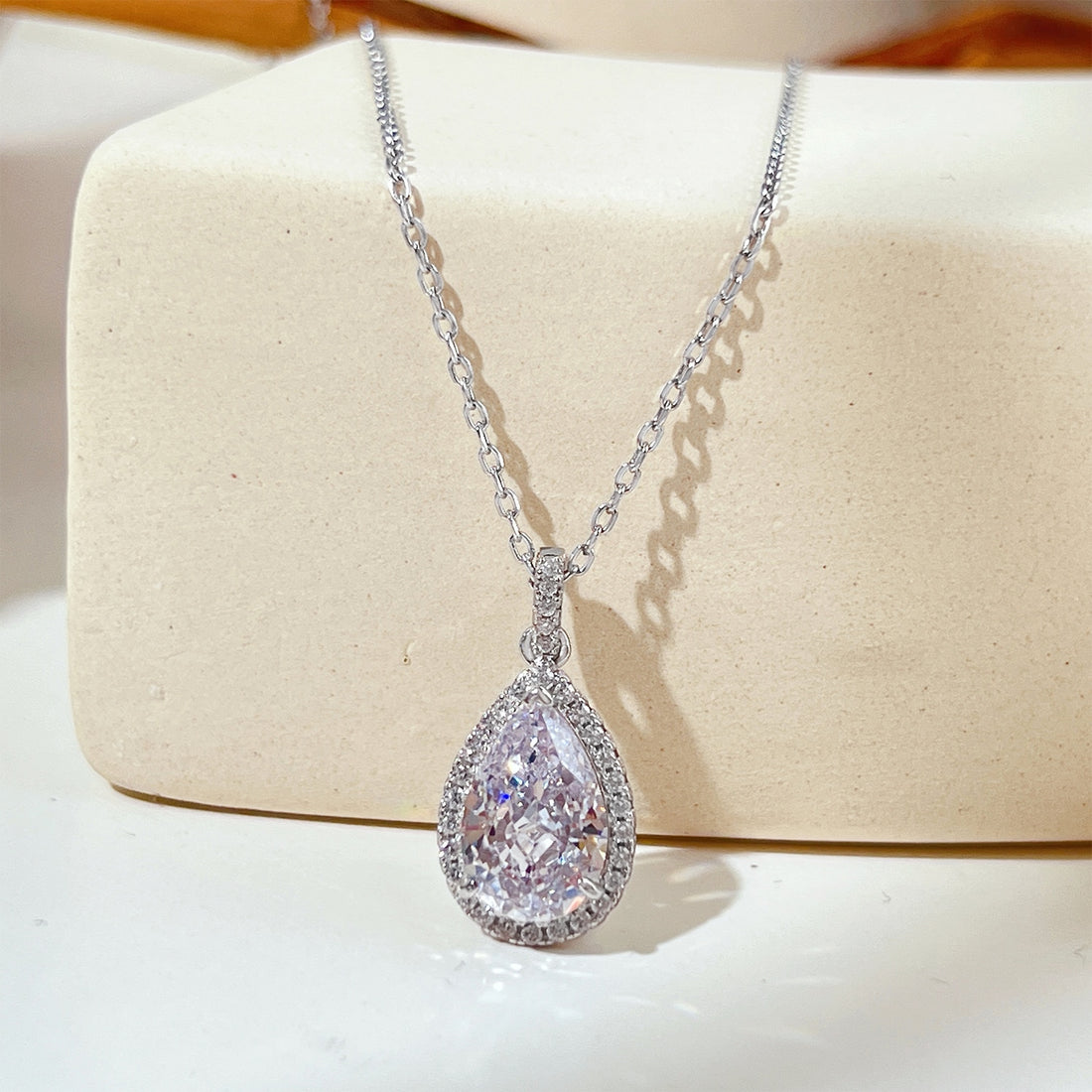 Teardrop design necklace