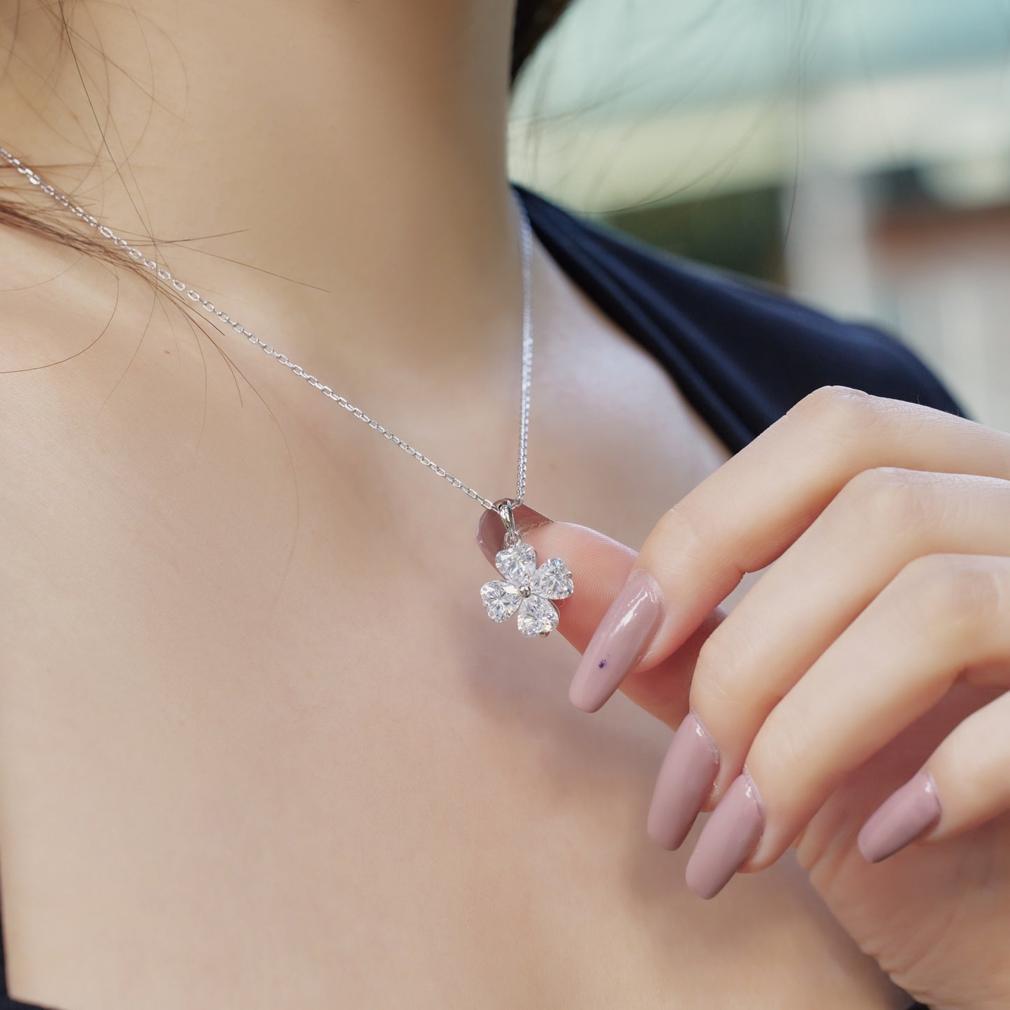 SILVER PLATED FLOWER DESIGN NECKLACE