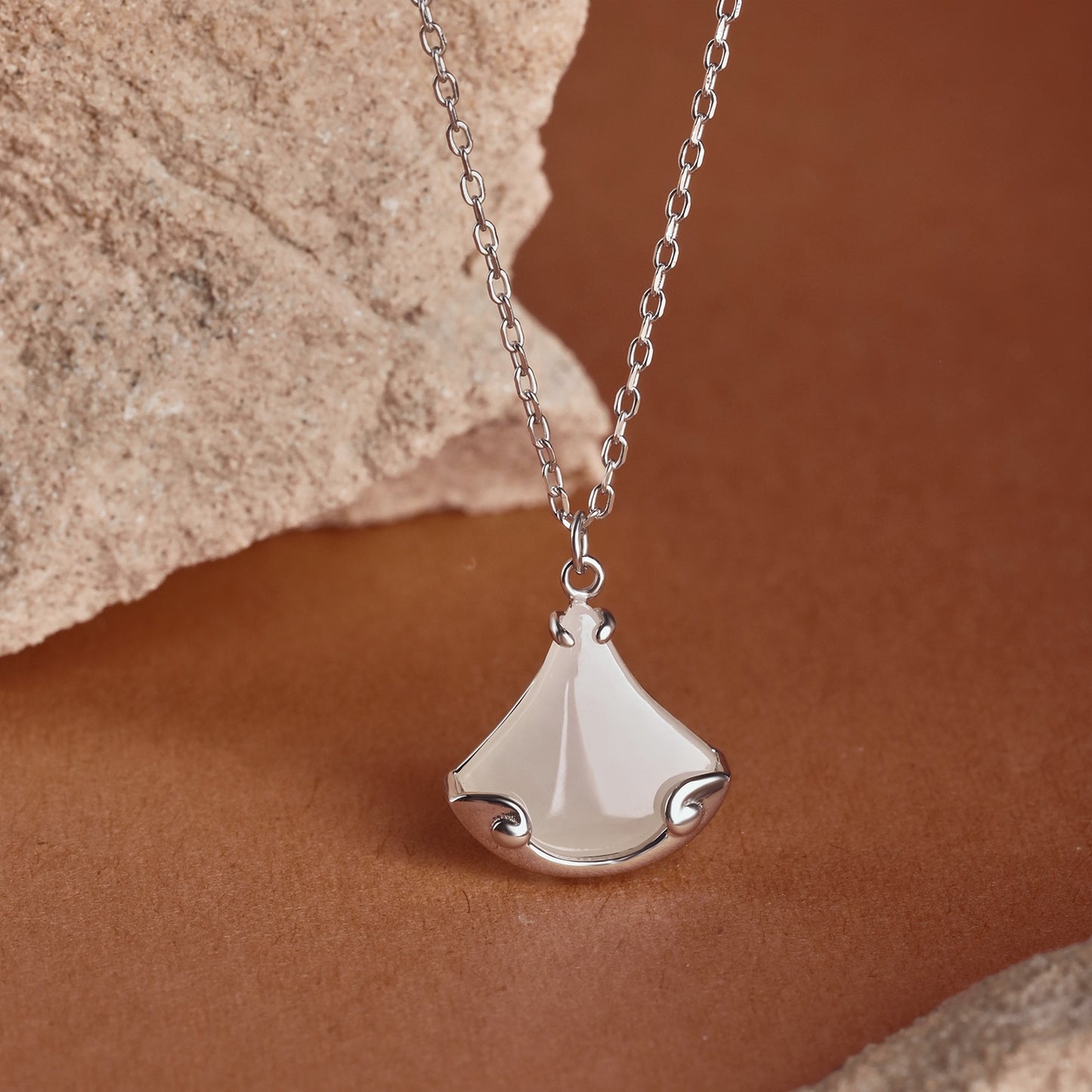 NECKLACE WITH WHITE QUARTZ