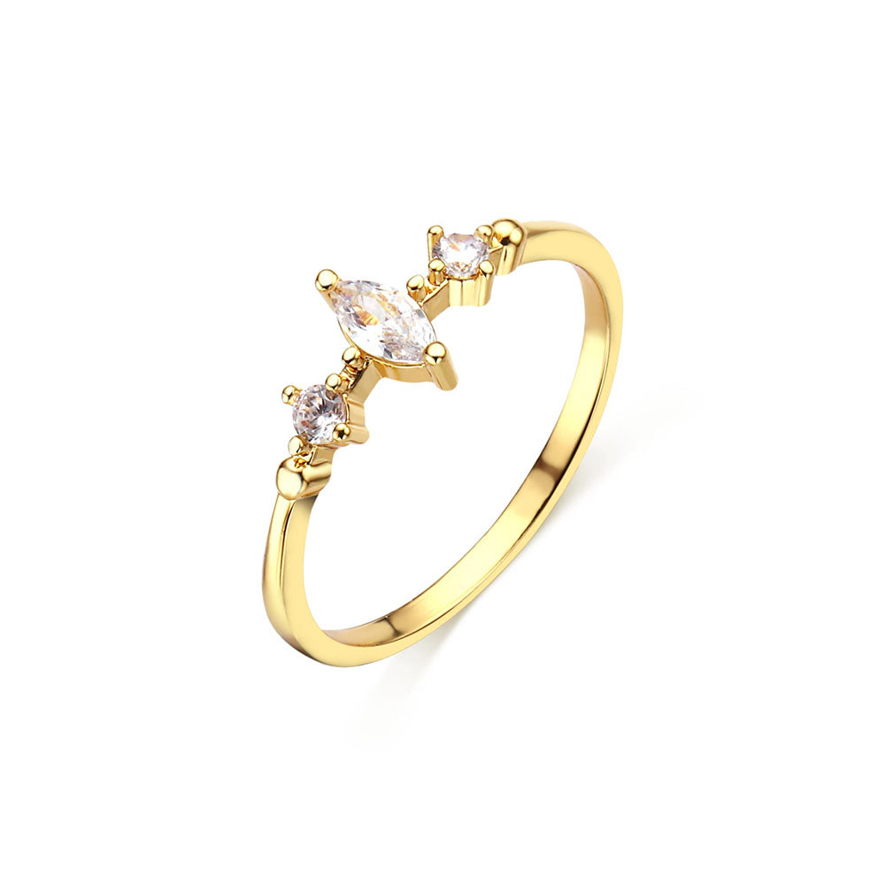 ELEGANT SPARKLE: A GOLD RING WITH AN OVAL CENTERPIECE